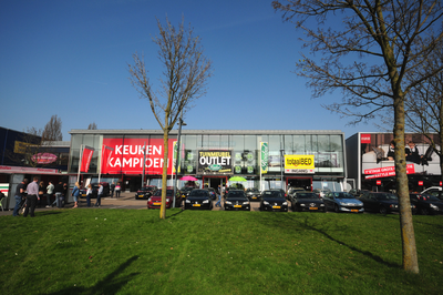 809561 Gezicht op enkele interieurwinkels aan de Zeelantlaan te Utrecht (van links naar rechts: De Keukenkampioen ...